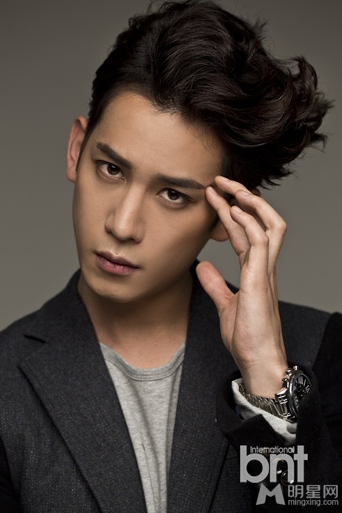 韩星朴基雄时尚写真 迷人眼神帅气有型