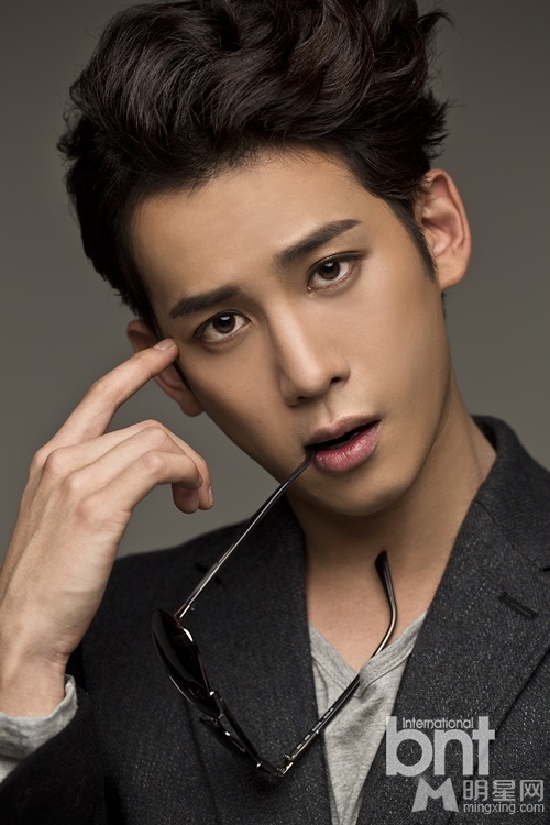 韩星朴基雄时尚写真 迷人眼神帅气有型