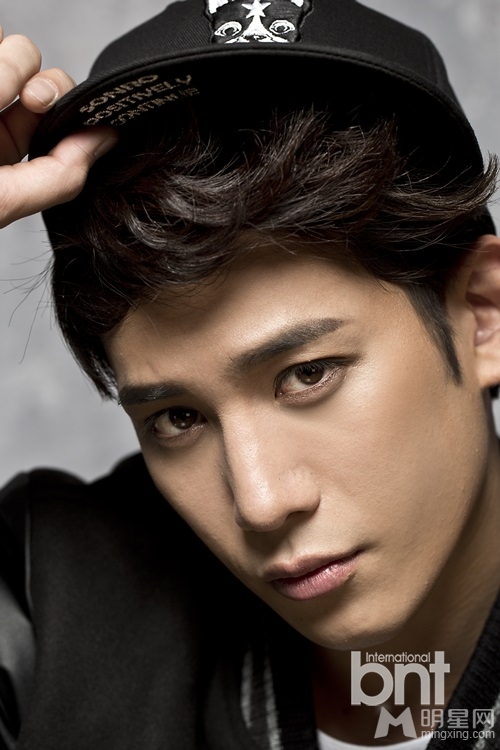韩星朴基雄时尚写真 迷人眼神帅气有型