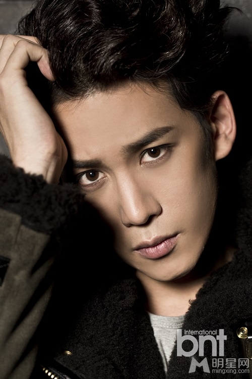 韩星朴基雄时尚写真 迷人眼神帅气有型
