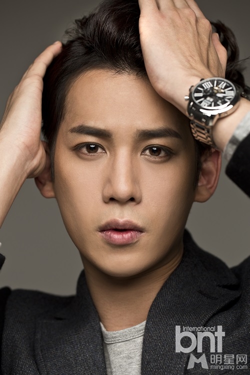 韩星朴基雄时尚写真 迷人眼神帅气有型