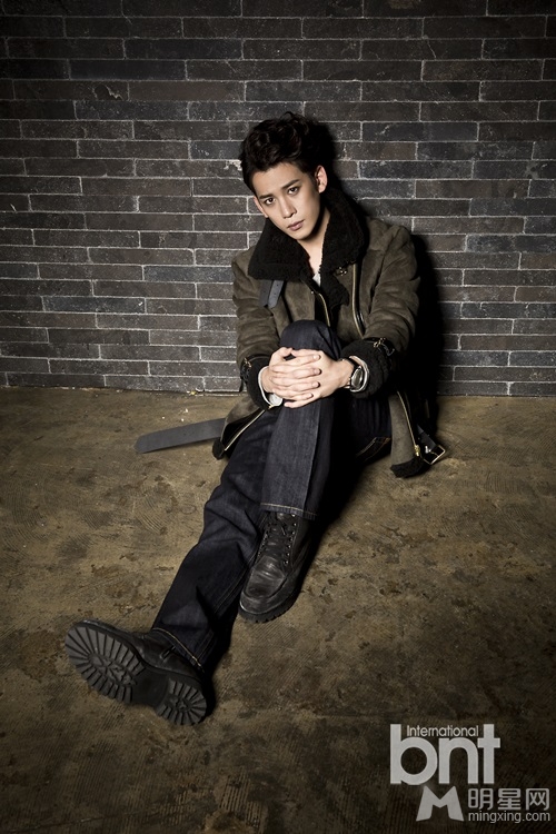 韩星朴基雄时尚写真 迷人眼神帅气有型