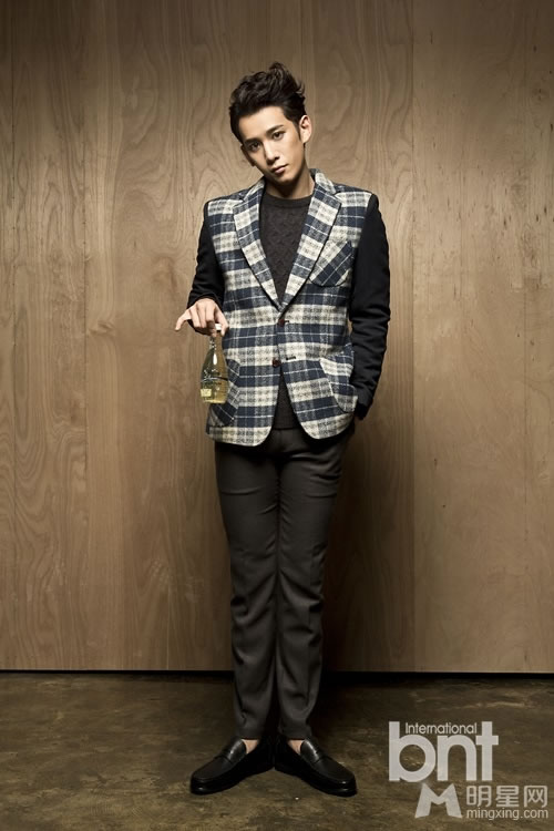 韩星朴基雄时尚写真 帅气型男尽显搞怪