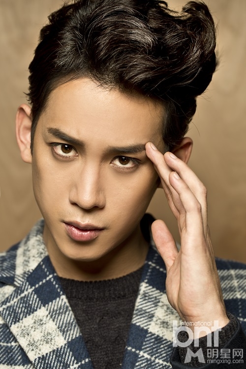 韩星朴基雄时尚写真 帅气型男尽显搞怪
