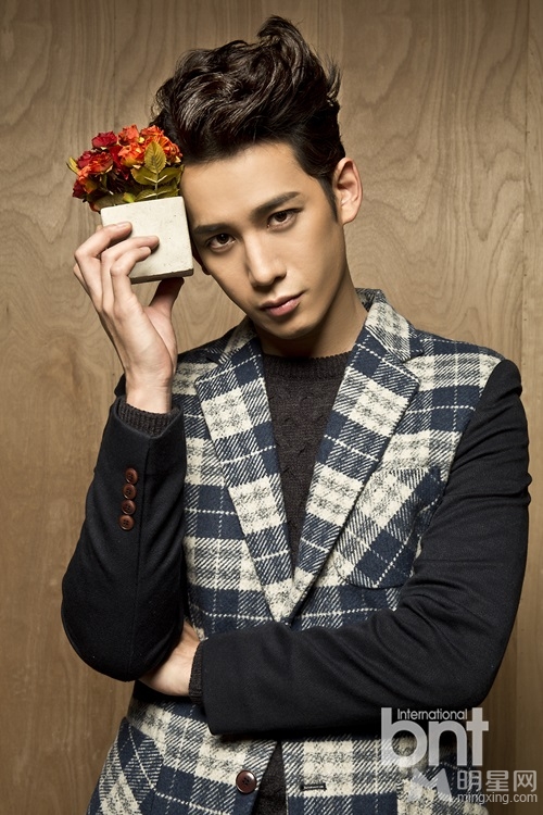 韩星朴基雄时尚写真 帅气型男尽显搞怪