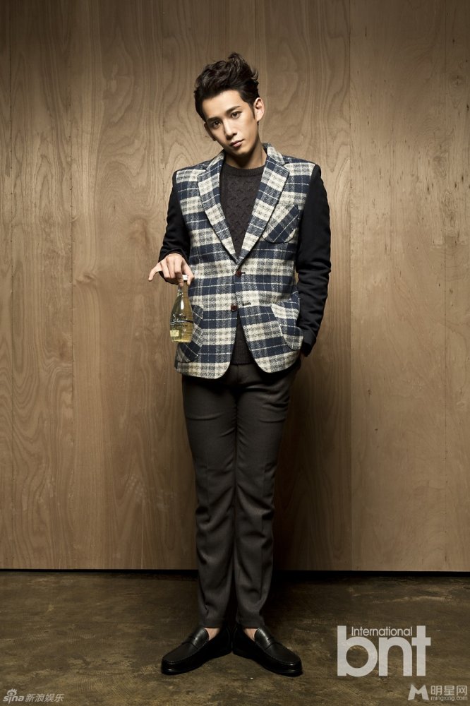 韩星朴基雄时尚写真 帅气型男尽显搞怪