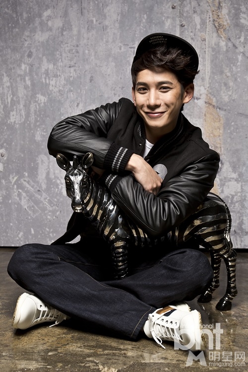 韩星朴基雄时尚写真 帅气型男尽显搞怪