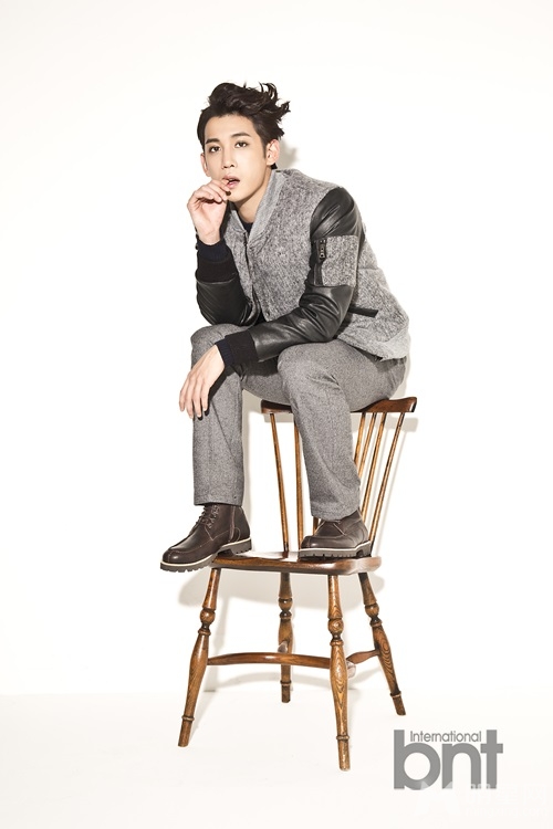 韩星朴基雄时尚写真 帅气型男尽显搞怪