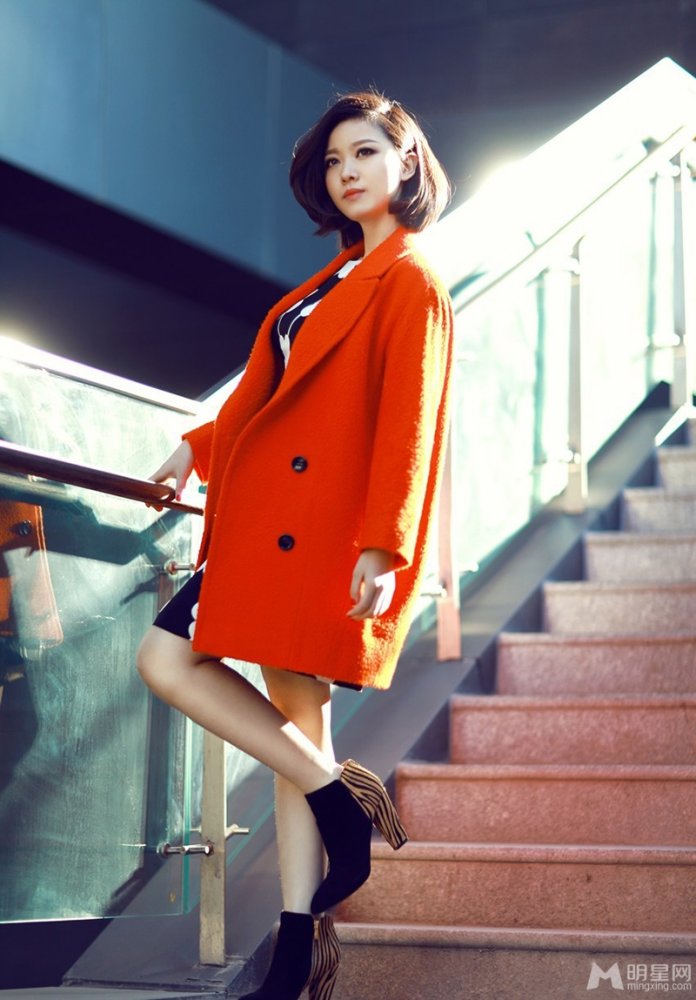 姚贝娜全新春日街拍 自然随性优雅女人味