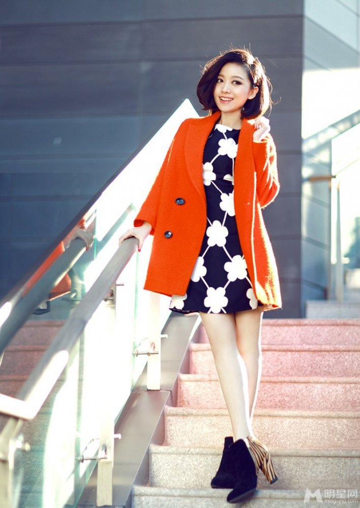 姚贝娜全新春日街拍 自然随性优雅女人味