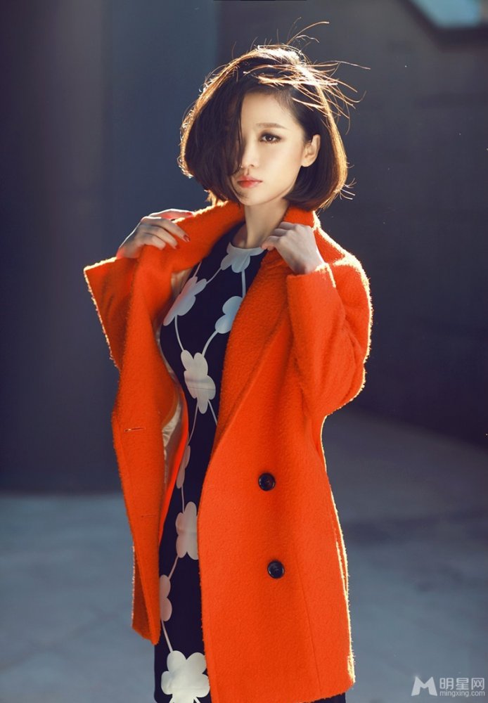 姚贝娜全新春日街拍 自然随性优雅女人味