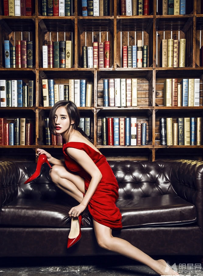 李沁清新淡雅写真 简约大方微露性感雪乳