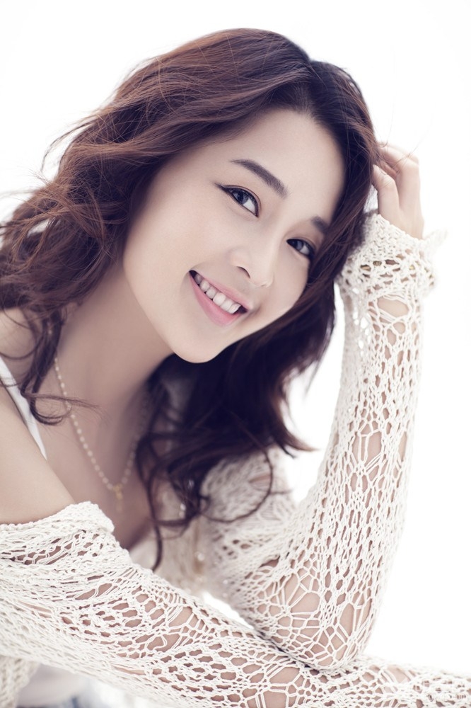 李沁清新淡雅写真 简约大方微露性感雪乳