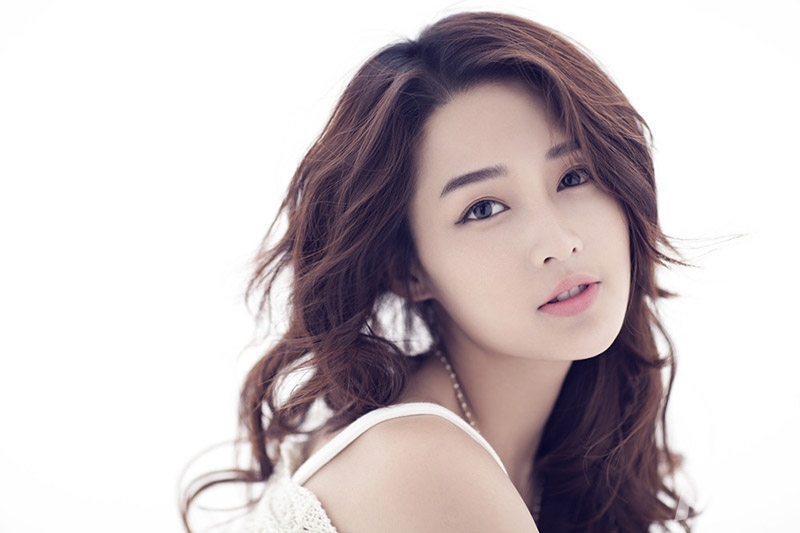 李沁清新淡雅写真 简约大方微露性感雪乳