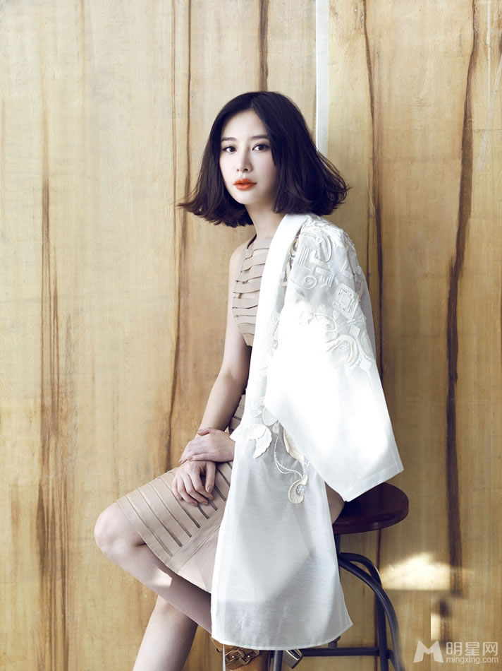 李沁清新淡雅写真 简约大方微露性感雪乳