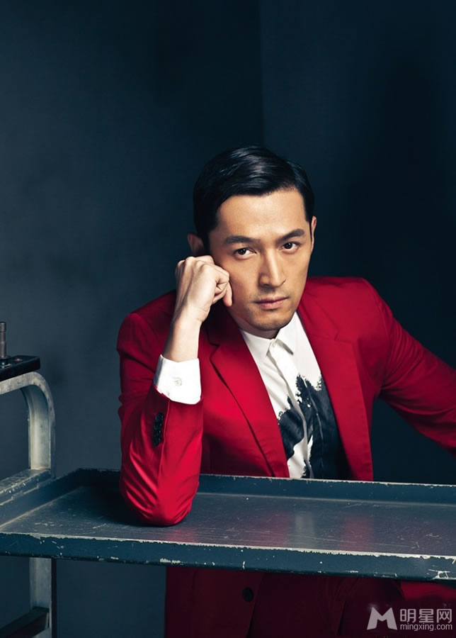 萧敬腾短发造型曝光 白色西装简约帅气