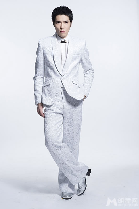 萧敬腾短发造型曝光 白色西装简约帅气