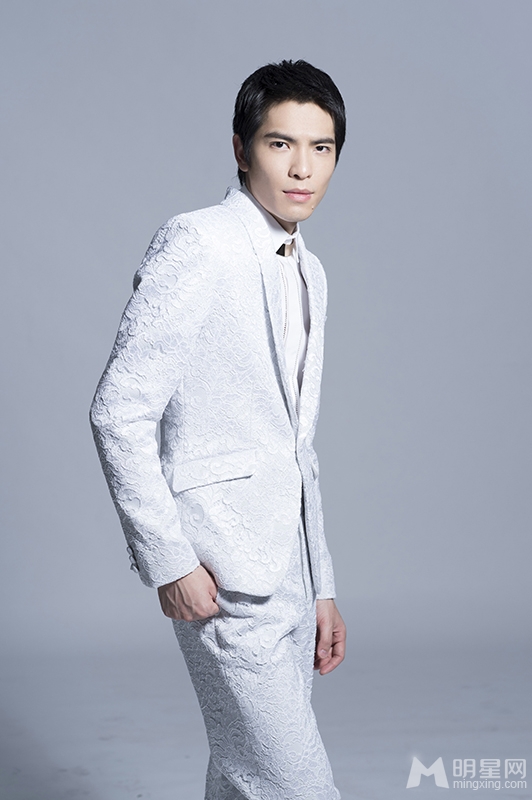 萧敬腾短发造型曝光 白色西装简约帅气