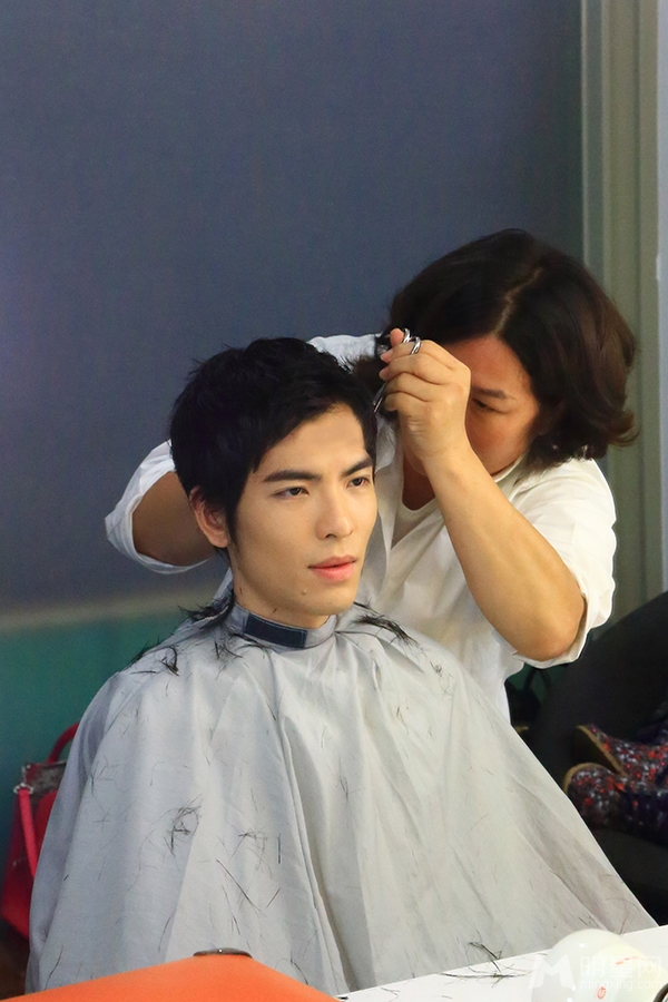 萧敬腾短发造型曝光 白色西装简约帅气