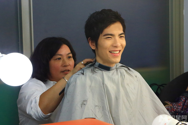 萧敬腾短发造型曝光 白色西装简约帅气