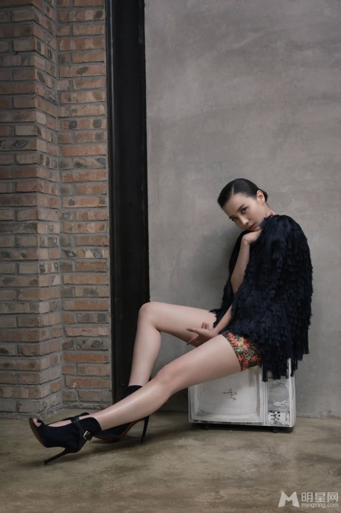 林志玲优雅登封面 炫彩春装演绎都市时尚