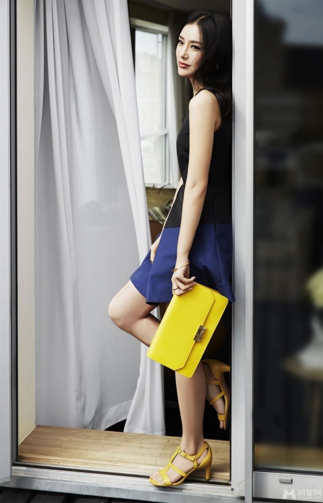 秦岚时尚家居大片曝光 复古红唇妩媚而优雅