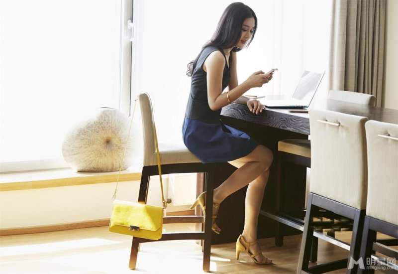 秦岚时尚家居大片曝光 复古红唇妩媚而优雅