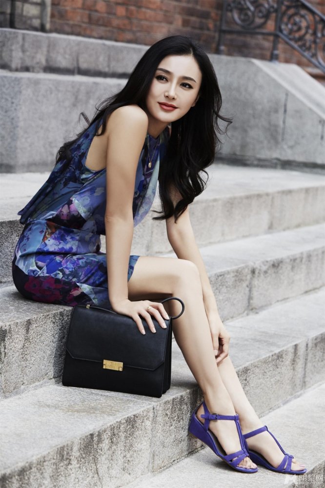 秦岚时尚家居大片曝光 复古红唇妩媚而优雅