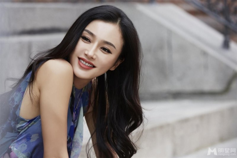 秦岚时尚家居大片曝光 复古红唇妩媚而优雅