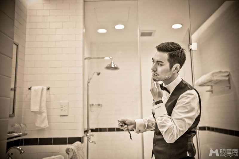 秦岚时尚家居大片曝光 复古红唇妩媚而优雅