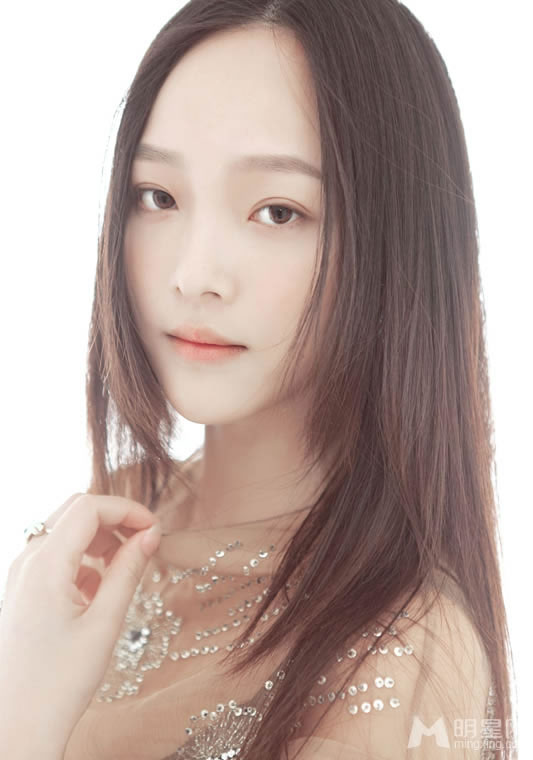 何杜娟最新时尚写真 清新淡雅不失小性感 何杜娟最新时尚写真 清新淡雅不失小性感