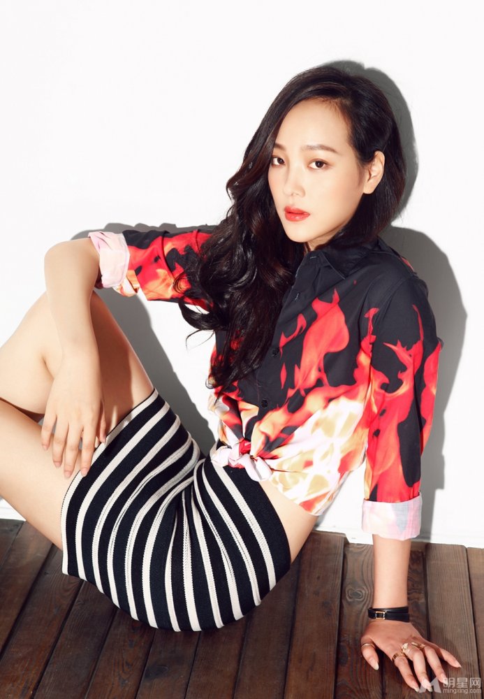 何杜娟最新时尚写真 清新淡雅不失小性感 何杜娟最新时尚写真 清新淡雅不失小性感