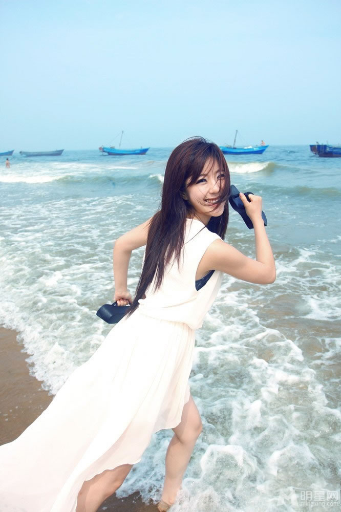 赵奕欢浪漫写真曝光 白色长裙漫步海边