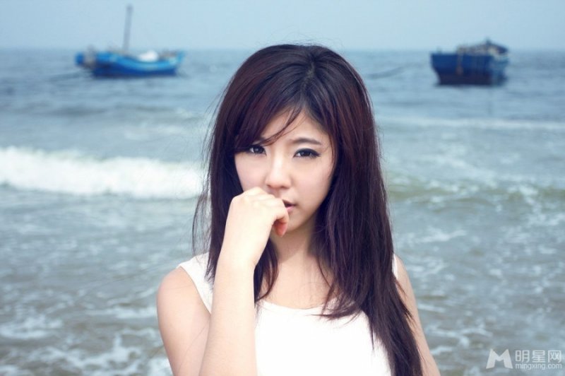 赵奕欢浪漫写真曝光 白色长裙漫步海边