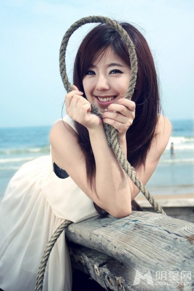 赵奕欢浪漫写真曝光 白色长裙漫步海边