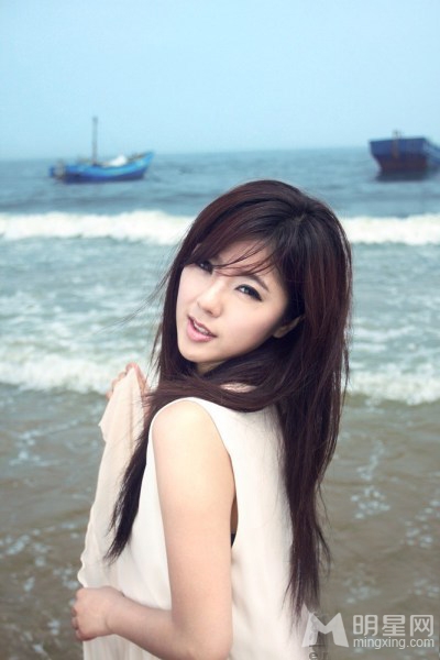 赵奕欢浪漫写真曝光 白色长裙漫步海边