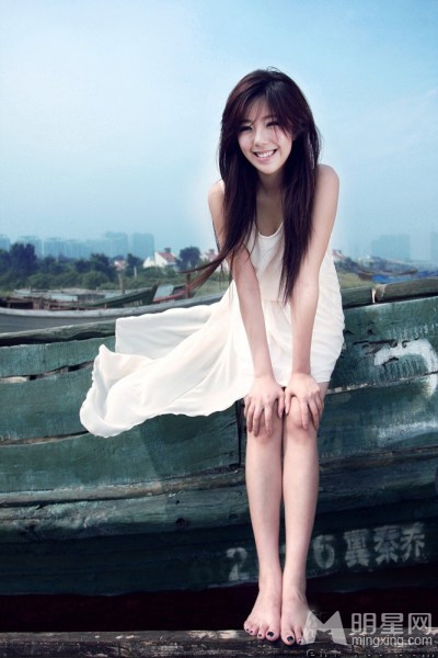 赵奕欢浪漫写真曝光 白色长裙漫步海边