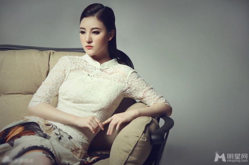 刘小小气质写真曝光 艳丽红唇女人味十足