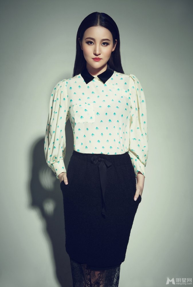 刘小小气质写真曝光 艳丽红唇女人味十足