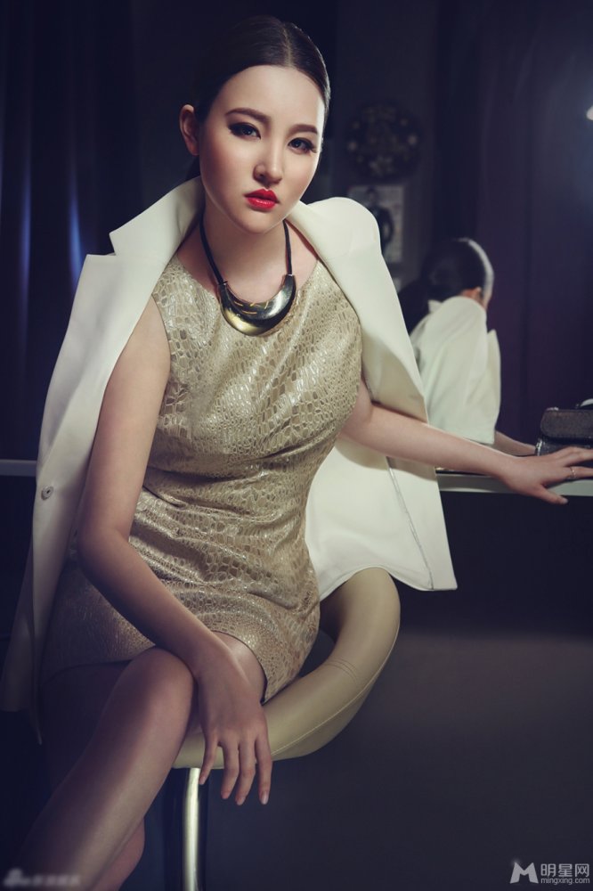 刘小小气质写真曝光 艳丽红唇女人味十足