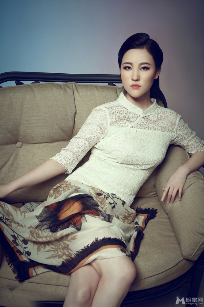 刘小小气质写真曝光 艳丽红唇女人味十足