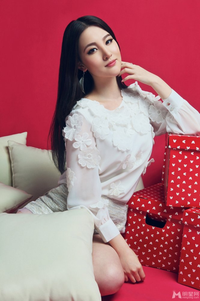 刘小小气质写真曝光 艳丽红唇女人味十足