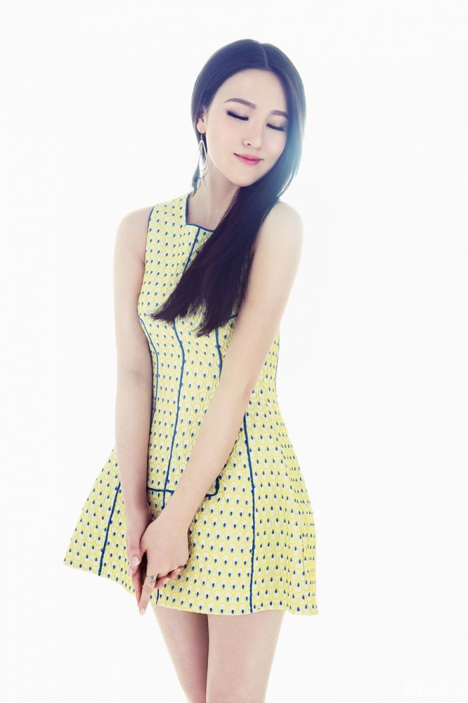 刘小小气质写真曝光 艳丽红唇女人味十足