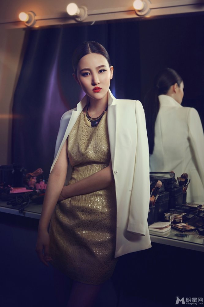 刘小小气质写真曝光 艳丽红唇女人味十足