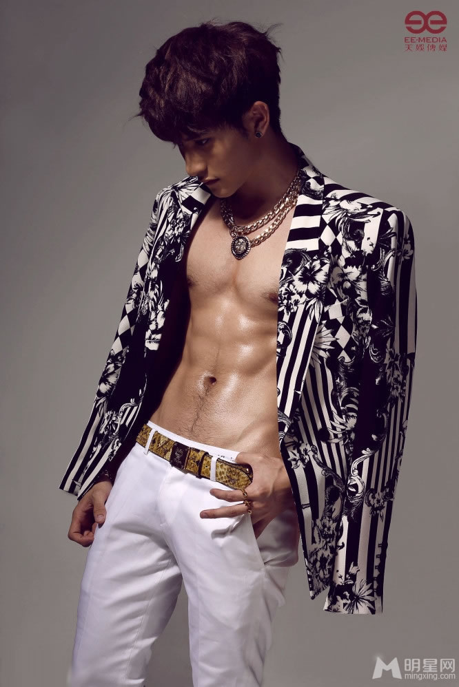 刘洲成复古时尚写真 半裸秀优美肌肉线条