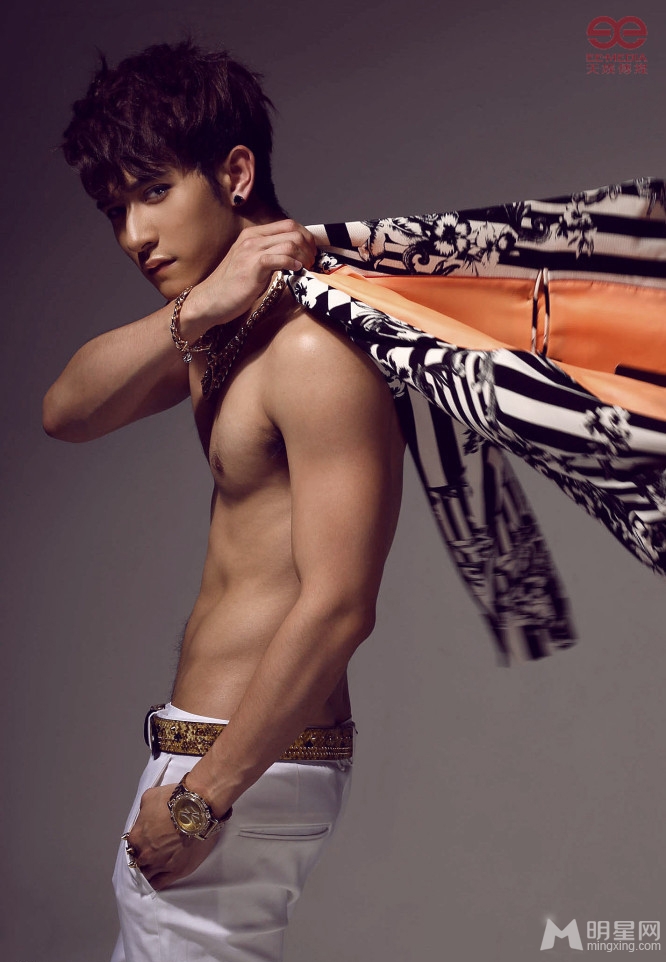 刘洲成复古时尚写真 半裸秀优美肌肉线条