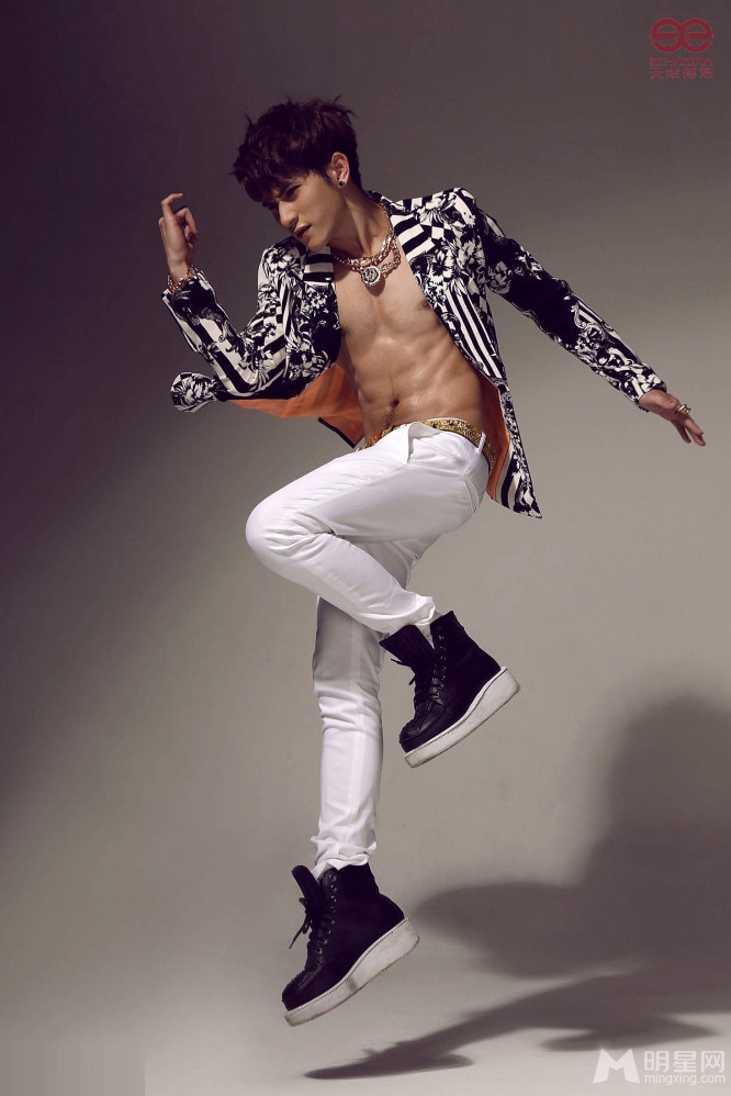 刘洲成复古时尚写真 半裸秀优美肌肉线条