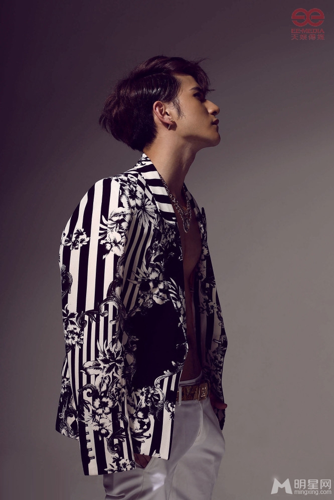 刘洲成复古时尚写真 半裸秀优美肌肉线条