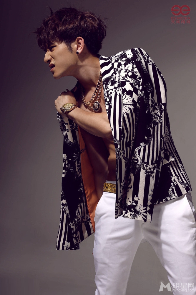 刘洲成复古时尚写真 半裸秀优美肌肉线条