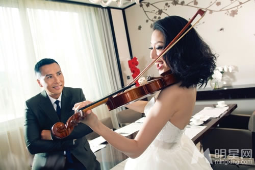 甄子丹汪诗诗拍浪漫唯美婚纱照 庆结婚十周年